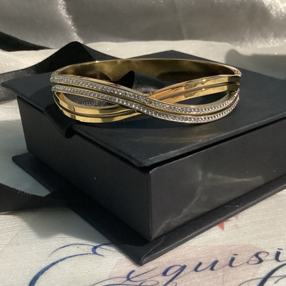 🖤Gorgeous Gold Plated Crossover infinity bracelet bangle - Picture 11 of 17